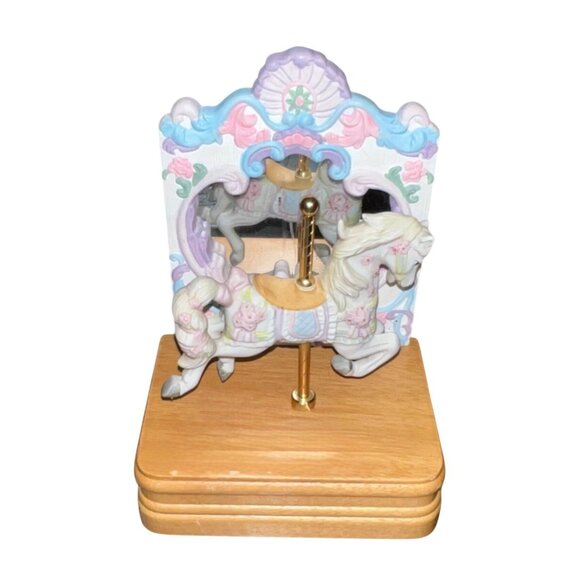 Vintage Westland Carousel Music Box With Rotating Horse Design & Wooden Base - Picture 7 of 8